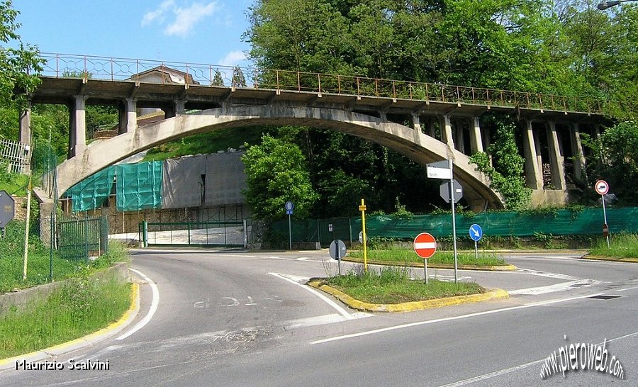 25 Il ponte della ferrovia a Villa d'Almè, adiacente la provinciale della valle Imagna.JPG